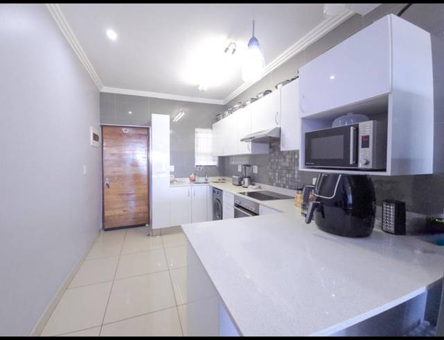 2 BEDROOM APARTMENT FOR SALE IN UMHLANGA RIDGE